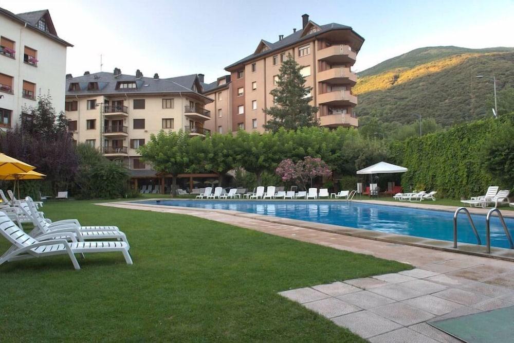 Hotel Restaurant Pessets & Spa Сорт Экстерьер фото