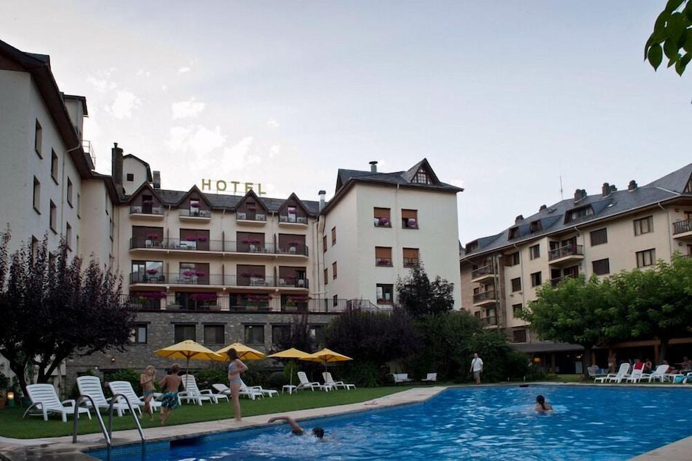 Hotel Restaurant Pessets & Spa Сорт Экстерьер фото